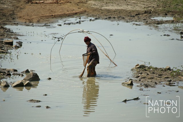 ชาวบ้านสูบน้ำที่ยังพอมีเหลือจากคลองมะขามเฒ่า-อู่ทอง จ.สุพรรณบุรี