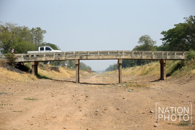 ชาวบ้านสูบน้ำที่ยังพอมีเหลือจากคลองมะขามเฒ่า-อู่ทอง จ.สุพรรณบุรี