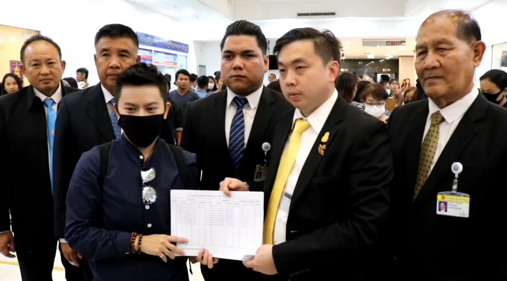 กลุ่มผู้เสียหายที่ถูกหลอกจ้างทำงานแพ๊คของกว่า 50 คน เข้ายื่นหนังสือต่อ นายสามารถ เจนชัยจิตรวนิช