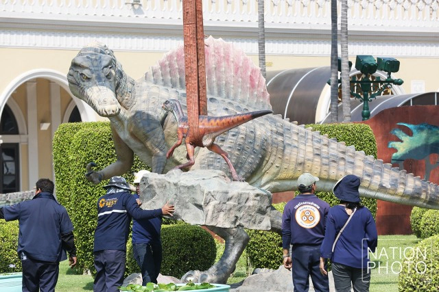 ไดโนเสาร์รอเด็กๆ หน้าทำเนียบฯ