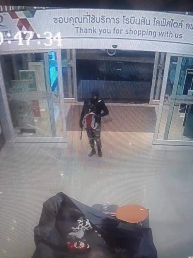 ด่วน!! เกิดเหตุยิงกันที่โรบินสันมีผู้บาดเจ็บ-เสียชีวิต