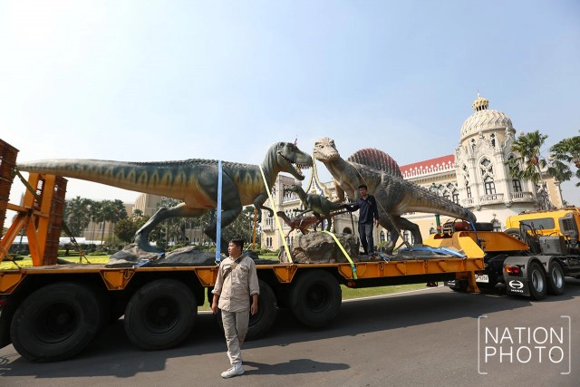 ไดโนเสาร์รอเด็กๆ หน้าทำเนียบฯ
