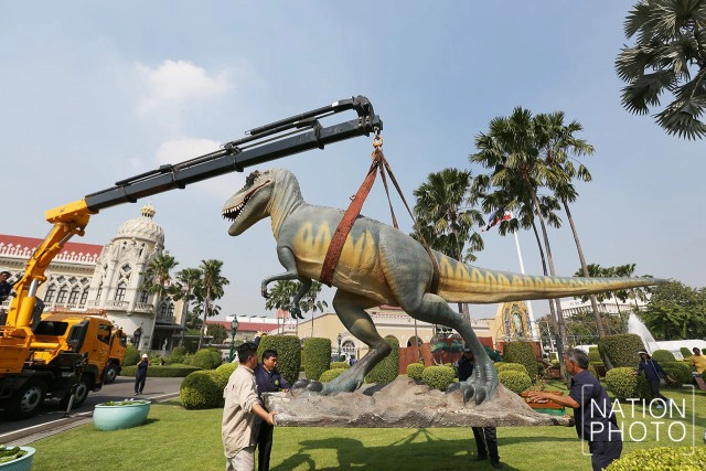 ไดโนเสาร์รอเด็กๆ หน้าทำเนียบฯ