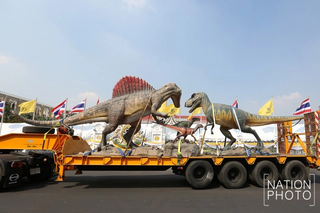 ไดโนเสาร์รอเด็กๆ หน้าทำเนียบฯ
