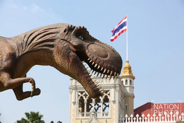 ไดโนเสาร์รอเด็กๆ หน้าทำเนียบฯ