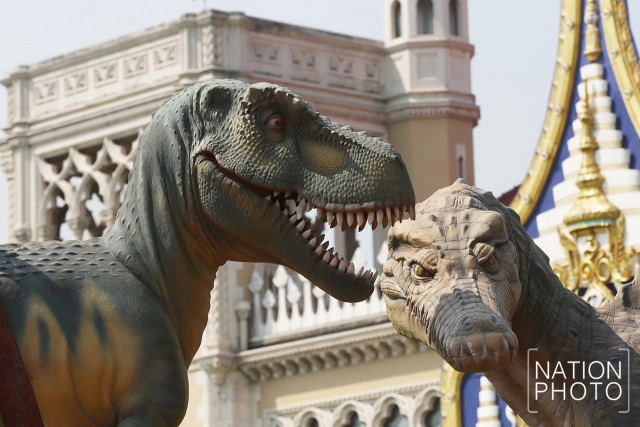 ไดโนเสาร์รอเด็กๆ หน้าทำเนียบฯ