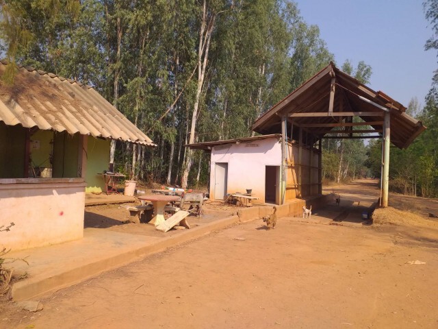 บรรยากาศหน้าฟาร์มไก่ปารีณายังไม่มีการรื้อถอน