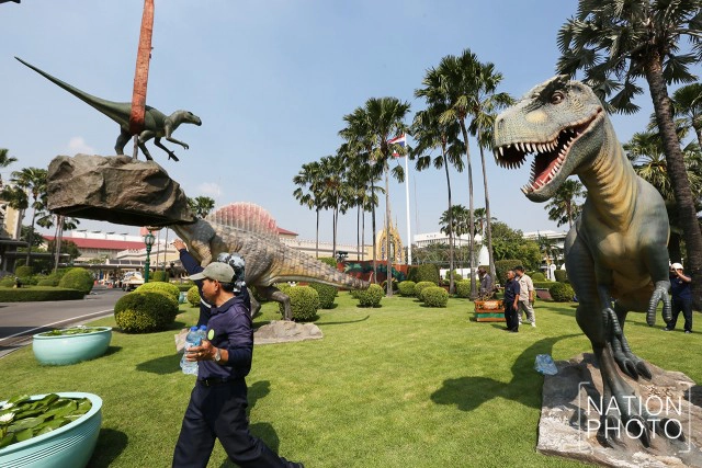 ไดโนเสาร์รอเด็กๆ หน้าทำเนียบฯ