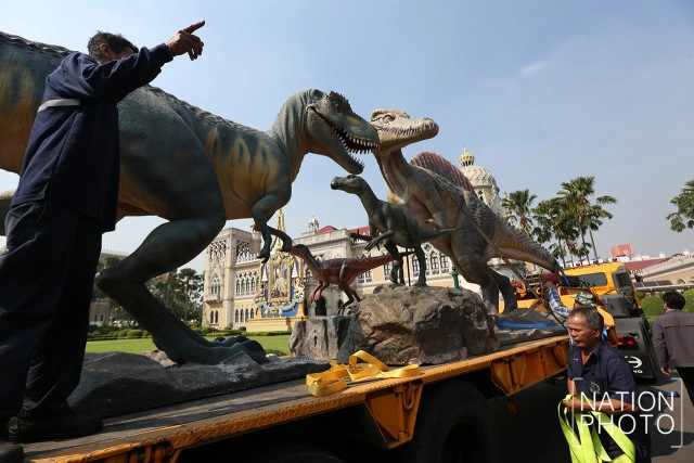 ไดโนเสาร์รอเด็กๆ หน้าทำเนียบฯ