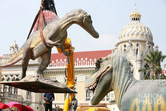 ไดโนเสาร์รอเด็กๆ หน้าทำเนียบฯ