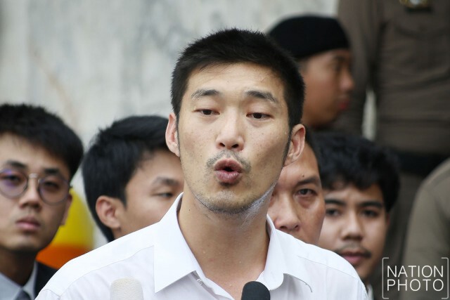 "ธนาธร" พบ ตร. คดี "แฟลชม็อบ"