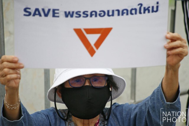 "ธนาธร" พบ ตร. คดี "แฟลชม็อบ"