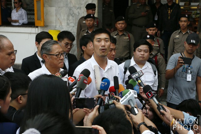 "ธนาธร" พบ ตร. คดี "แฟลชม็อบ"