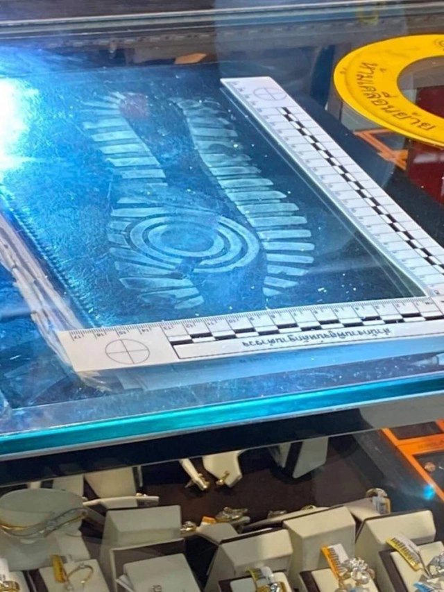 พบรอยเท้า เบาะแสสำคัญ โจรปล้นร้านทอง ลพบุรี