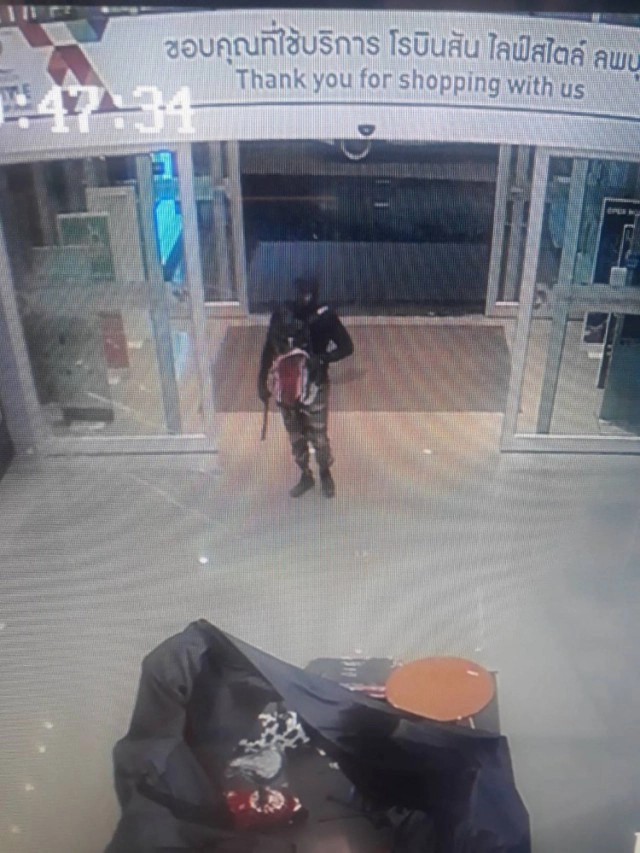 พบรอยเท้า เบาะแสสำคัญ โจรปล้นร้านทอง ลพบุรี