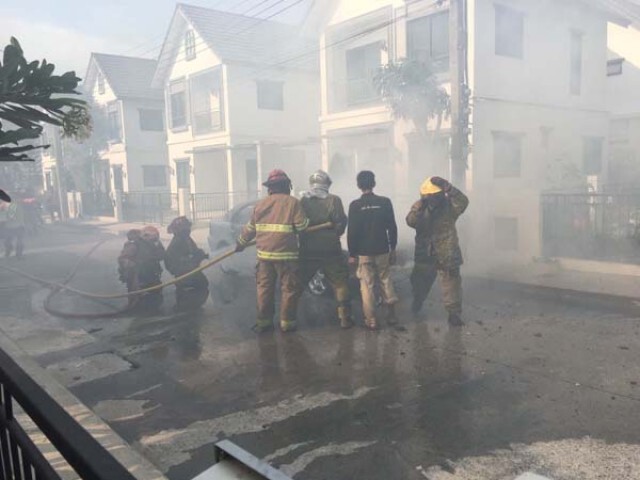 นักศึกษามหาลัยชื่อดัง จอดรถเบนซ์ไว้หน้าบ้าน โดนไฟลุกท่วมไม่ทราบสาเหตุ