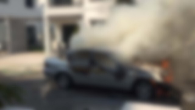 นักศึกษามหาลัยชื่อดัง จอดรถเบนซ์ไว้หน้าบ้าน โดนไฟลุกท่วมไม่ทราบสาเหตุ