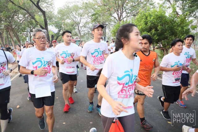 "ธนาธร" นำทัพชูสามนิ้วกิจกรรม "วิ่งไล่ลุง"