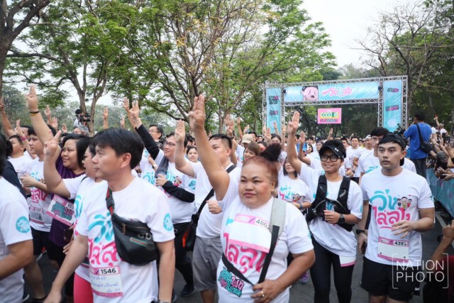 "ธนาธร" นำทัพชูสามนิ้วกิจกรรม "วิ่งไล่ลุง"