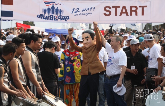 "เดินเชียร์ลุง" จัดกิจกรรม "ตีส้ม ตีสตอเบอรี่"