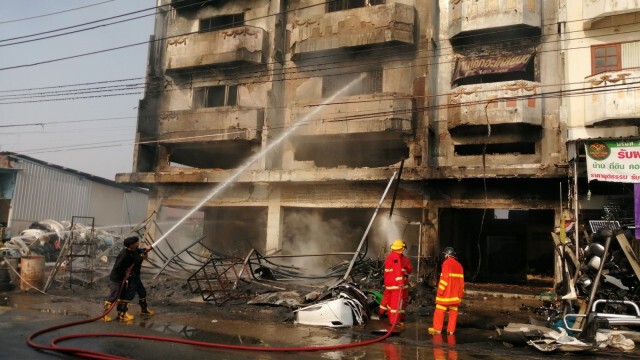 ไฟไหม้อาคารพาณิชย์เก็บอะไหล่รถยนต์มือสองเสียหายสองคูหา