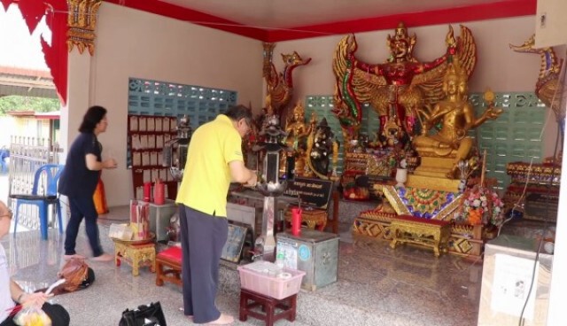 หลวงปู่ผาด ละสังขารกว่า6ปีร่างไม่เน่า ลูกศิษย์ปิดทองเหลืองอร่ามทั้งตัว
