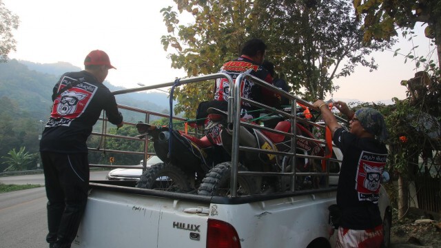 แห่แชร์ชื่นชมกลุ่มขับรถวิบากไต่เขาดับไฟป่าด้วยกิ่งไม้