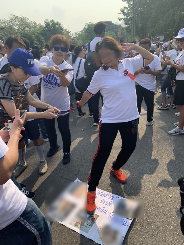 ศรีสุวรรณ ฉะ วิ่งไล่ลุง-เดินเชียร์ลุง ผิดกฎหมายทั้งคู่