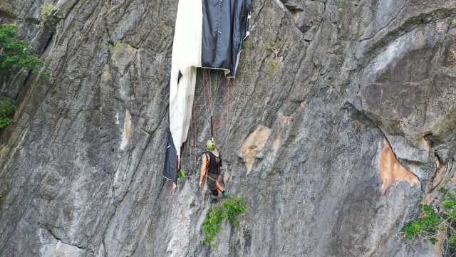 กู้ภัยช่วยนักโดดร่มออสซี่ ติดหน้าผา