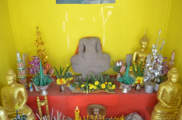 ชาวบ้านแตกตื่น! เจอพระพุทธรูปไร้เศียรโผล่กลางไร่มันสำปะหลัง