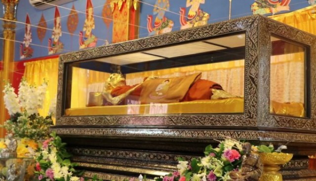 หลวงปู่ผาด ละสังขารกว่า6ปีร่างไม่เน่า ลูกศิษย์ปิดทองเหลืองอร่ามทั้งตัว