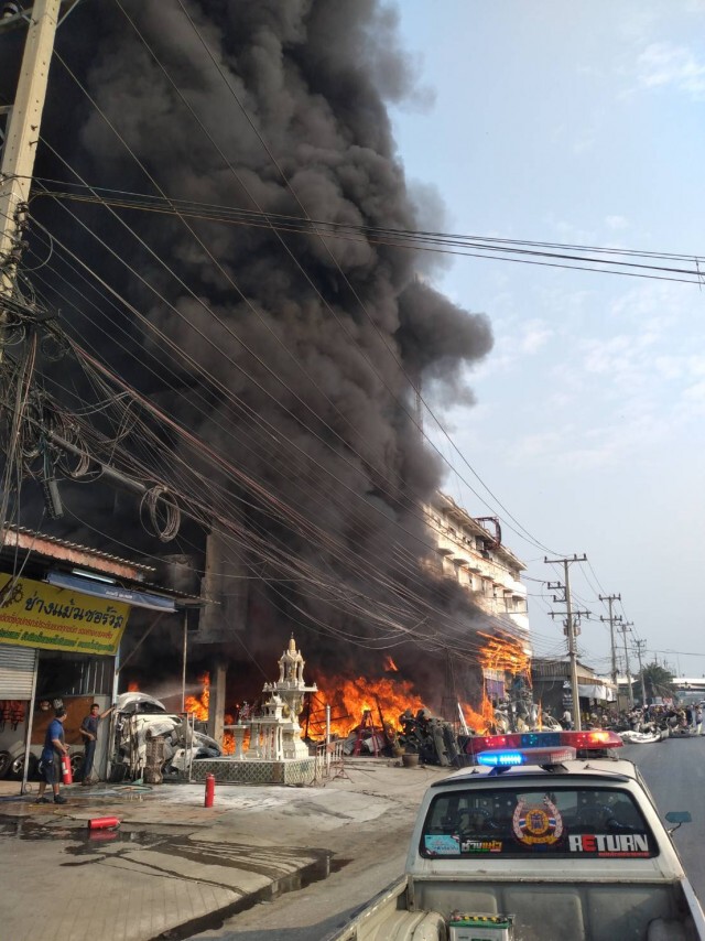 ไฟไหม้อาคารพาณิชย์เก็บอะไหล่รถยนต์มือสองเสียหายสองคูหา