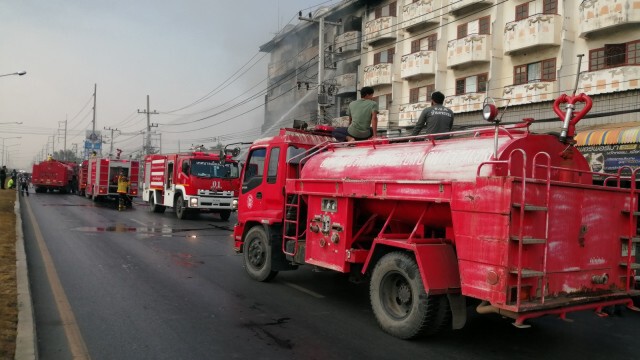 ไฟไหม้อาคารพาณิชย์เก็บอะไหล่รถยนต์มือสองเสียหายสองคูหา