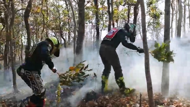 แห่แชร์ชื่นชมกลุ่มขับรถวิบากไต่เขาดับไฟป่าด้วยกิ่งไม้