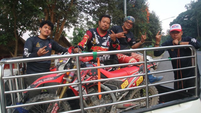 แห่แชร์ชื่นชมกลุ่มขับรถวิบากไต่เขาดับไฟป่าด้วยกิ่งไม้