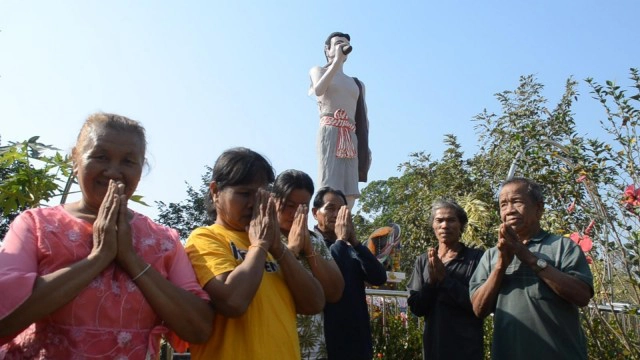 ชาวบ้านแตกตื่น! เจอพระพุทธรูปไร้เศียรโผล่กลางไร่มันสำปะหลัง