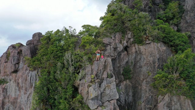 กู้ภัยช่วยนักโดดร่มออสซี่ ติดหน้าผา