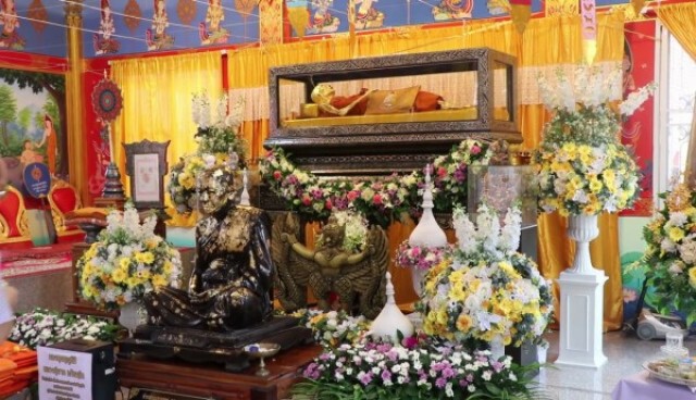 หลวงปู่ผาด ละสังขารกว่า6ปีร่างไม่เน่า ลูกศิษย์ปิดทองเหลืองอร่ามทั้งตัว