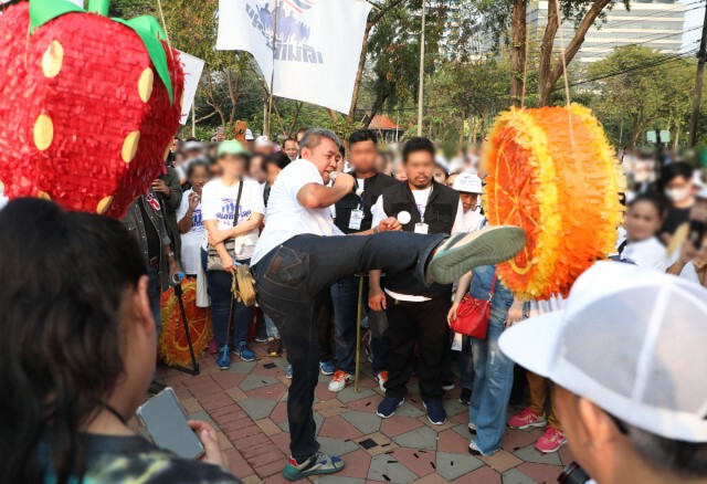 ศรีสุวรรณ ฉะ วิ่งไล่ลุง-เดินเชียร์ลุง ผิดกฎหมายทั้งคู่