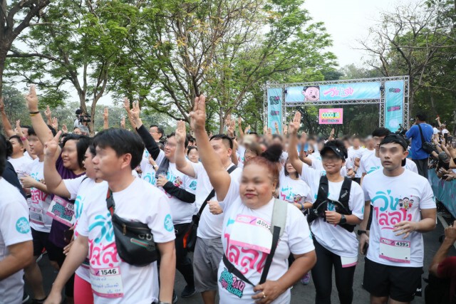 ศรีสุวรรณ ฉะ วิ่งไล่ลุง-เดินเชียร์ลุง ผิดกฎหมายทั้งคู่