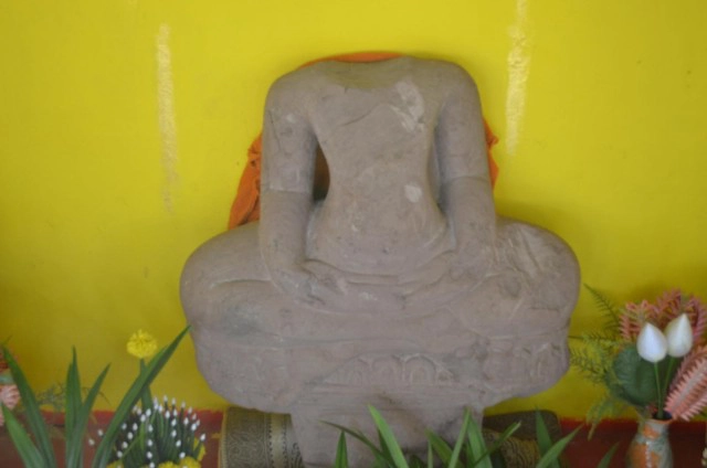 ชาวบ้านแตกตื่น! เจอพระพุทธรูปไร้เศียรโผล่กลางไร่มันสำปะหลัง