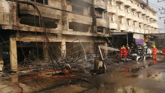 ไฟไหม้อาคารพาณิชย์เก็บอะไหล่รถยนต์มือสองเสียหายสองคูหา