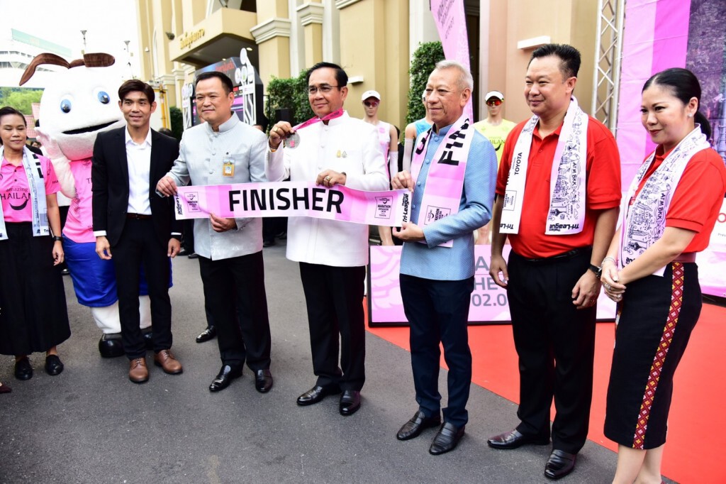 "ในหลวง-ราชินี" พระราชทานถ้วยอะเมซิ่งไทยแลนด์มาราธอน