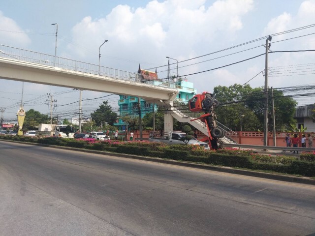 เครนรถยก เสยสะพานลอย จอดกีดขวางถนนเชื่อมสัมพันธ์