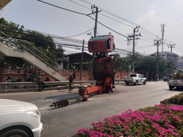 เครนรถยก เสยสะพานลอย จอดกีดขวางถนนเชื่อมสัมพันธ์