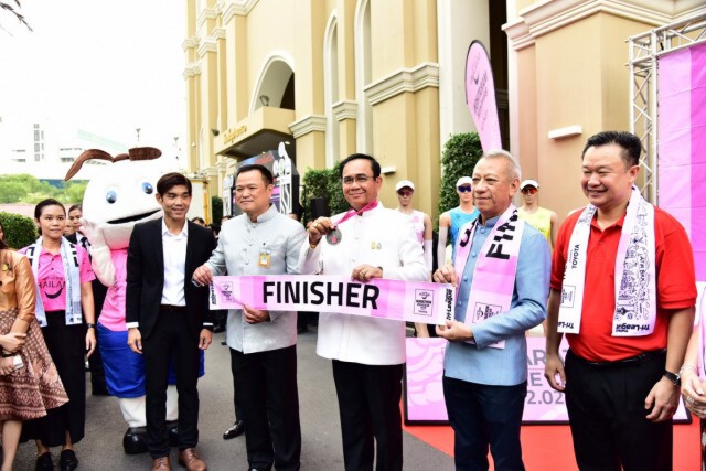 "ในหลวง-ราชินี" พระราชทานถ้วยอะเมซิ่งไทยแลนด์มาราธอน