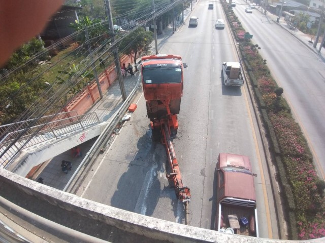 เครนรถยก เสยสะพานลอย จอดกีดขวางถนนเชื่อมสัมพันธ์