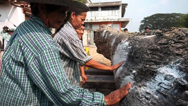 ชาวบ้านแห่ขอโชคลาภต้นตะเคียนยักษ์อายุ 702 ปี แน่นวัด