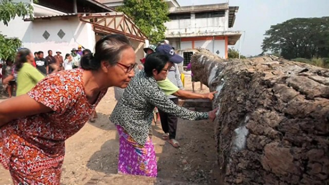 ชาวบ้านแห่ขอโชคลาภต้นตะเคียนยักษ์อายุ 702 ปี แน่นวัด