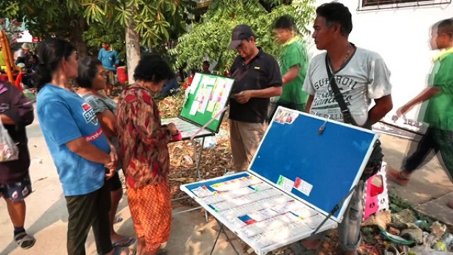 ชาวบ้านแห่ขอโชคลาภต้นตะเคียนยักษ์อายุ 702 ปี แน่นวัด